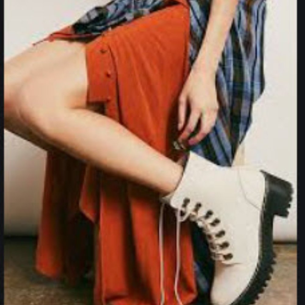 Dr. Martens Bone Lorena Boot